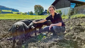 Die Agronomin Katrin Portmann führt ihre eigenen Betriebszweige auf dem gemeinsamen Hof mit ihrem Mann. Das Fleisch der Freilandschweine verkauft sie im Hofladen direkt an der Hauptstrasse des Dorfes Trimstein.