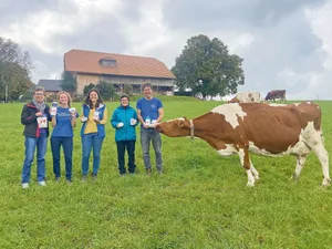Spass an den Faireswiss-Produkten: Bäuerin und Jurymitglied Anne Chevalley, Präsidentin Anne Chenevard, Sekretärin Berthe Darras sowie die Produzenten Madleina und Martin Zbinden (v.l.n.r.).