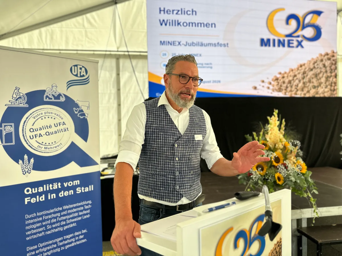 Paul Steiner von Ufa erläutert die Entwicklung der Minex Produkte  am Standort Sursee.