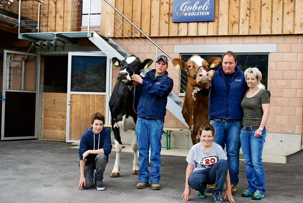 3cc0a71cc5596ed0477287cc6be27d12c6a8d76a Alex und Margrit Gobeli mit den Kindern Yanik und Timo, mit der aktuellen Red-Holstein-Nationalsiegerin Jowis Incas Flavia. Links der Herdenmanager Markus von Känel mit der Swiss-Expo-Siegerin Pagewire Delicieuse. Auf dem Bild fehlt die Tochter Sabrina Gobeli und Erich Zingre. (Bild: Peter Fankhauser)