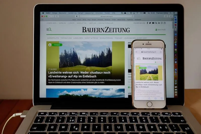 d34534016dc3252c69757b16f075929dbf86cb49 Damit eine Website bei Google oben auf der Liste erscheint, muss sie für mobile Endgeräte konzipiert worden sein. (Symbolbild Esther Thalmann)