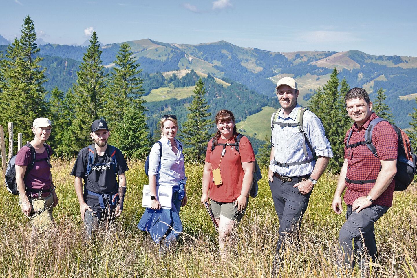 Sie begutachteten die Alpen in der Kommission I: David Stöckli, Amt für Landwirtschaft; Christoph Overney, Kommissionspräsident; Astrid Herren; Céline Magnine; der Förster Michael Ackermann und Nadine Degen (v. r. n. l.).