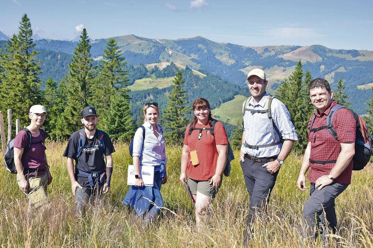 122c5dd3e2cc7403744a0f0ded7ffe3864db893f49fdebfbef9240629014e9ec Sie begutachteten die Alpen in der Kommission I: David Stöckli, Amt für Landwirtschaft; Christoph Overney, Kommissionspräsident; Astrid Herren; Céline Magnine; der Förster Michael Ackermann und Nadine Degen (v. r. n. l.).