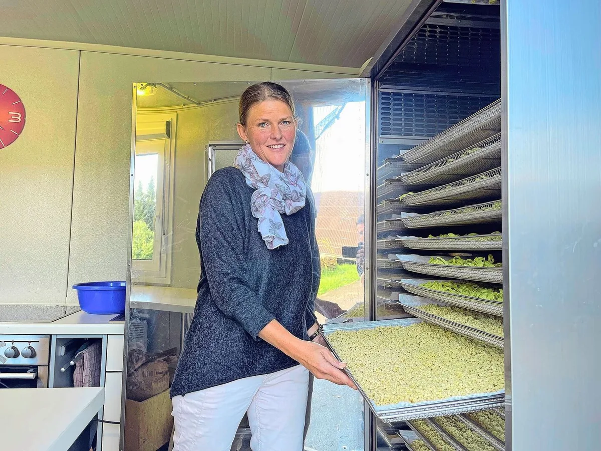 b21abb37af802e60ca686d420792b090e16e7c50596deb7e9d6dd7ce7586966f Andrea Stadelmann-Erni bei der Teigwarenproduktion auf dem Hof Schwand bei Willisau LU. Diese kommen vor allem in ihre Geschenkkörbe.