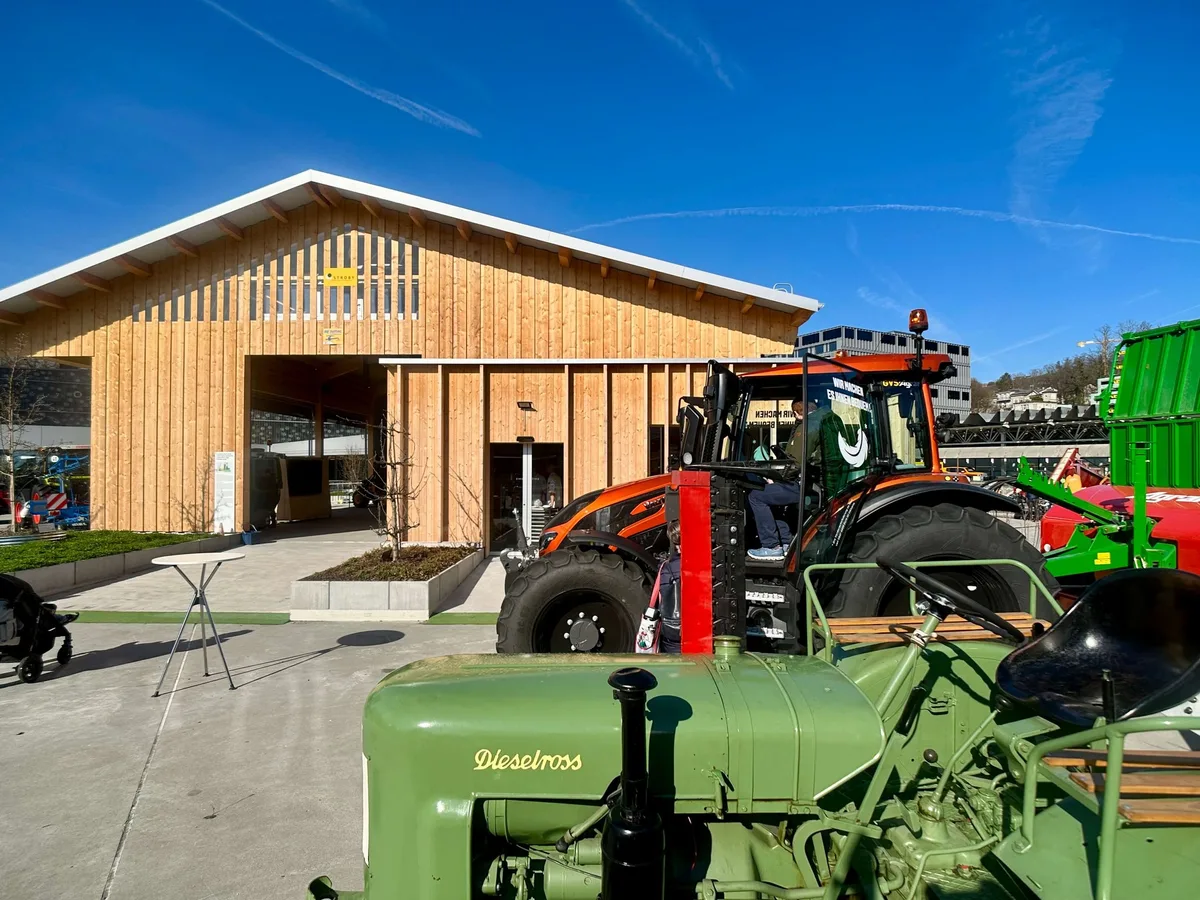 verkehrshaus_landtechnik_schweiz_sonderschau_fendt_f24 Fendt F24 und moderner Valtra-Traktor im Verkehrshaus.