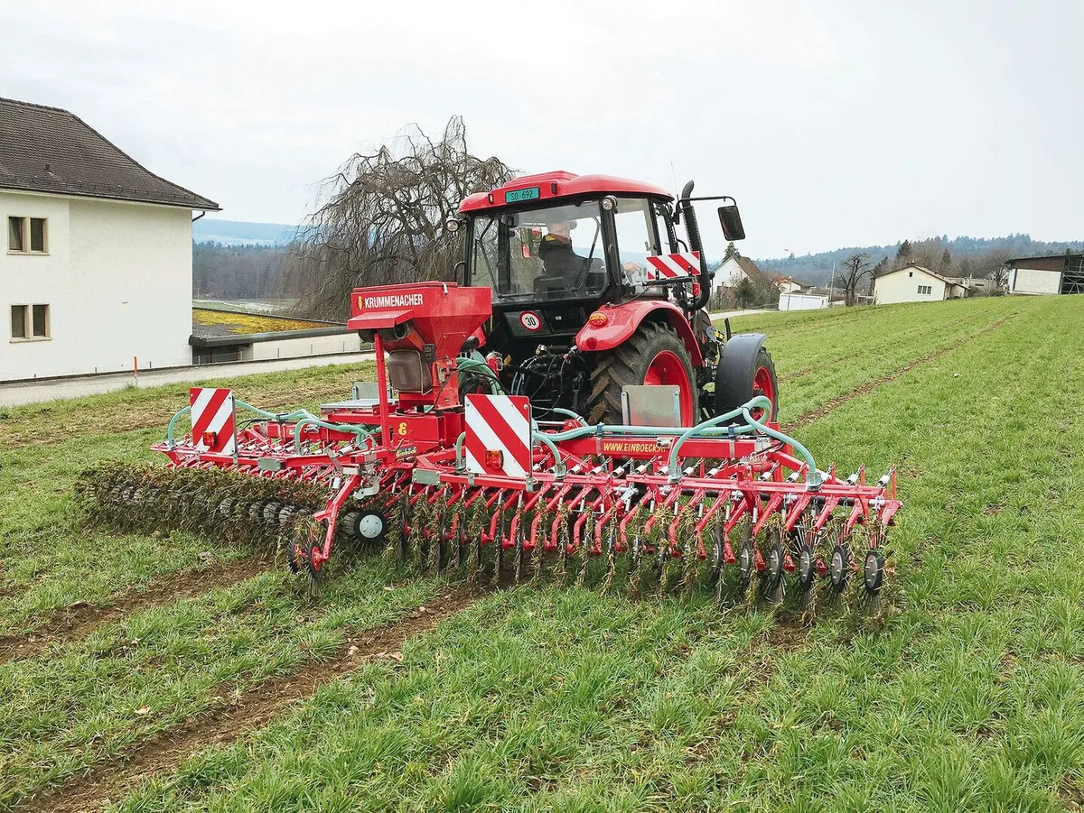 99ecb4bf44b6075c5bfda35485fbb54103c29fd93ac31c2123a0c30e2f05f522 Ein Rollstriegel im Einsatz in der Gerste (DC25). Dieser kann helfen, den Dünger in den Boden einzuarbeiten.