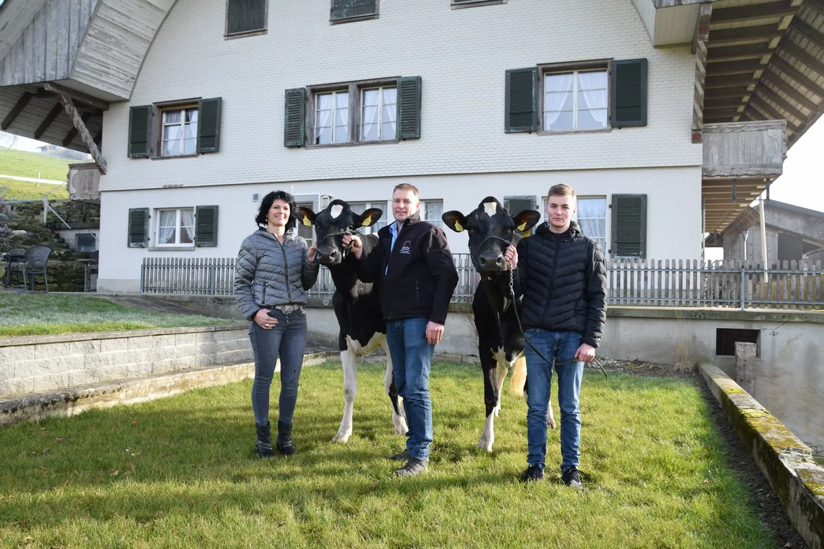 b8cb379bff995eada57a0a16b7b4a745b04312a2 Ruedi Sommer mit seinem Sohn Fabian und der Lebenspartnerin Renate Lüthi. (Bild Peter Fankhauser)