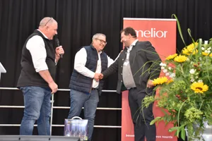 Hansueli Christen (Mitte), CEO der Meliofeed AG bedankt sich beim Referenten Stephan Schneider. Links der Melior-Marketingleiter Ueli Aeschbacher.