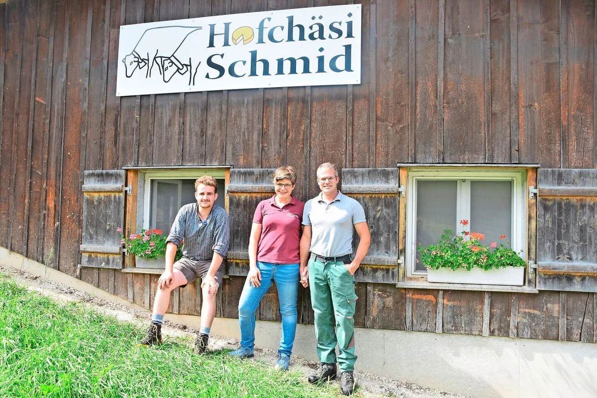 2dc052bd06c2b0bfeb7dd4999a622b5e4dd541a3621d20301577e5119115b199 Maya und Elmar Schmid mit Hannes Frey, dem neuen landwirtschaftlichen Angestellten.