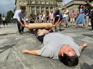 Die Bauern unter der Walze: Bildstarke Inszenierung von Uniterre an der Demonstration in Bern.