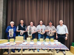 Die Kategoriensieger Käthy Gwerder, Oskar Pfyl, Michael Gwerder, Christian Föhn, Peter Betschart und Othmar Schelbert, Präsident des Alpwirtschaftlichen Vereins des Kantons Schwyz (v. l.).