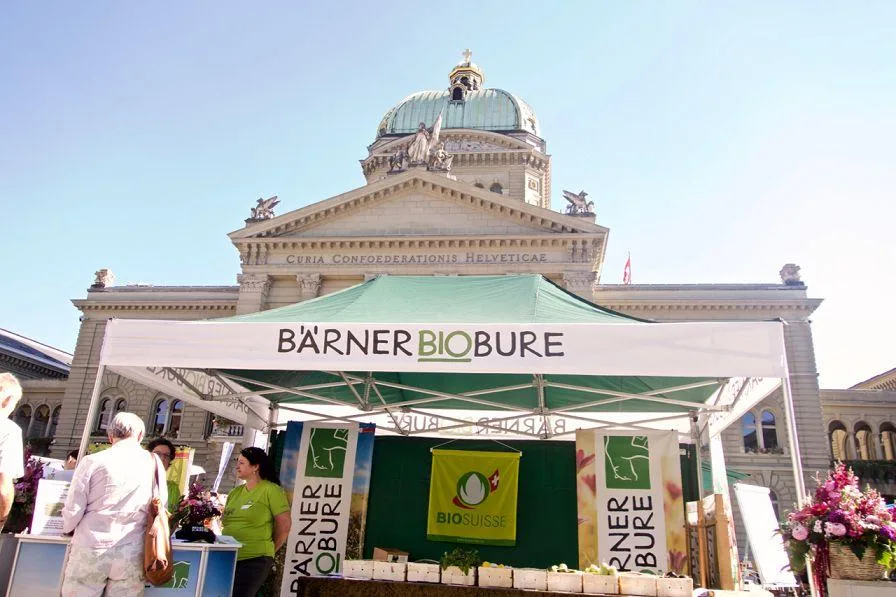 0d1eea07698a12a7b7857eb64d384878f84ea008 Manuela Schüpbach hilft auf dem elterlichen Betrieb sowohl in der Hauswirtschaft als auch im Stall aus. (Bild Bärner Bio Bure)