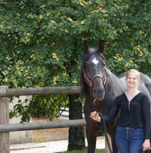 Chantal Albisser mit ihrem Schweizer Warmbluthengst Coeur de Lieffroy. Mit ihm betreibt sie auch Natursprung