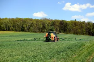 Dank der Revision sollen Trinkwasser und Oberflächengewässer besser vor Pflanzenschutzmitteln geschützt werden. Die Auswirkungen der Revision auf die Landwirtschaft seien dabei gering.