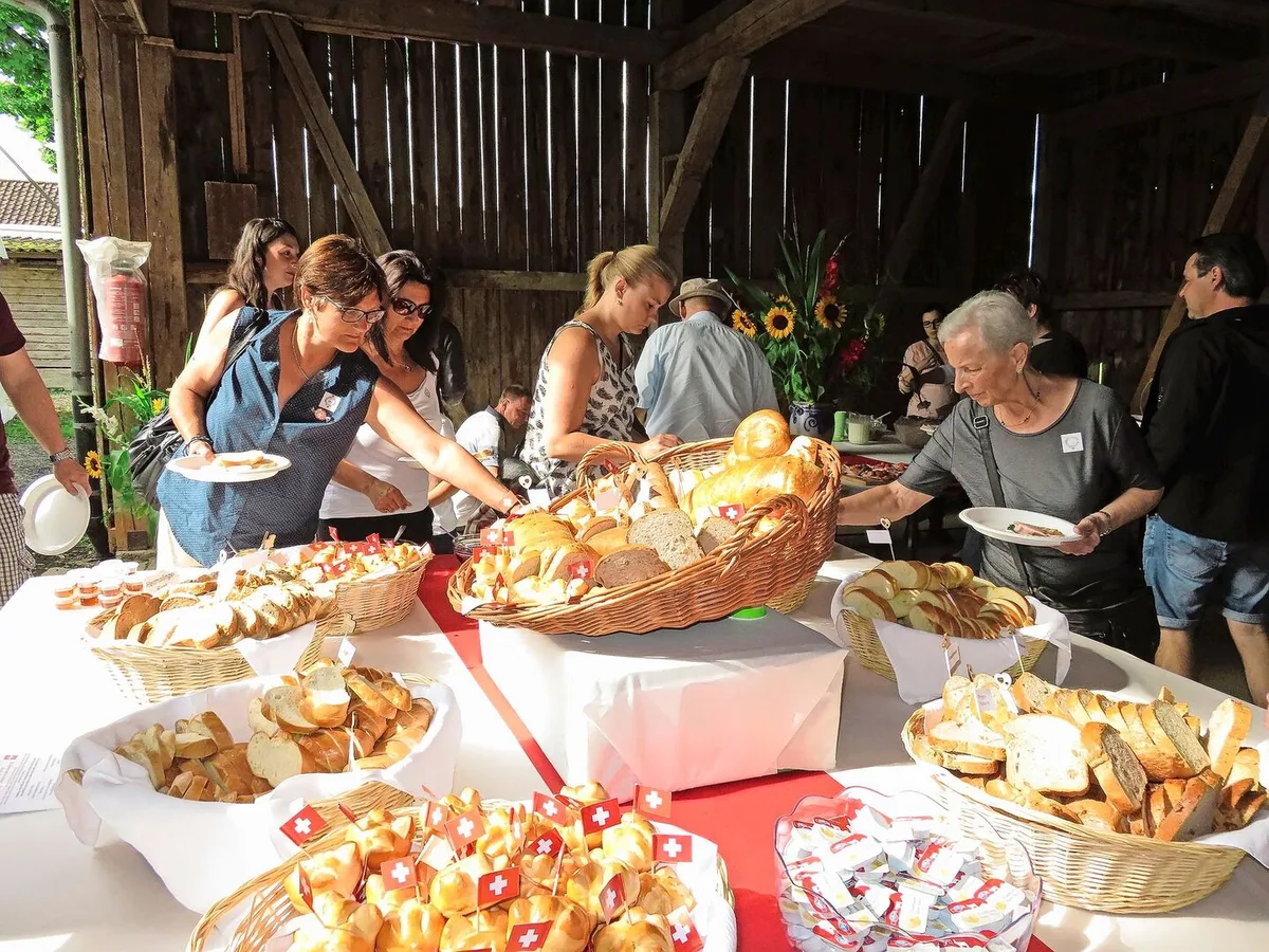 a68238506589266d25e86609167392aac26cb8cd45a820c9f7fc2cf7b070c7c6 Der 1.-August-Brunch ist beliebt, bedeutet für die Gastgeberfamilien aber viel Aufwand. Letztes Jahr hatten sich 281 Höfe angemeldet, bisher sind es deutlich weniger.