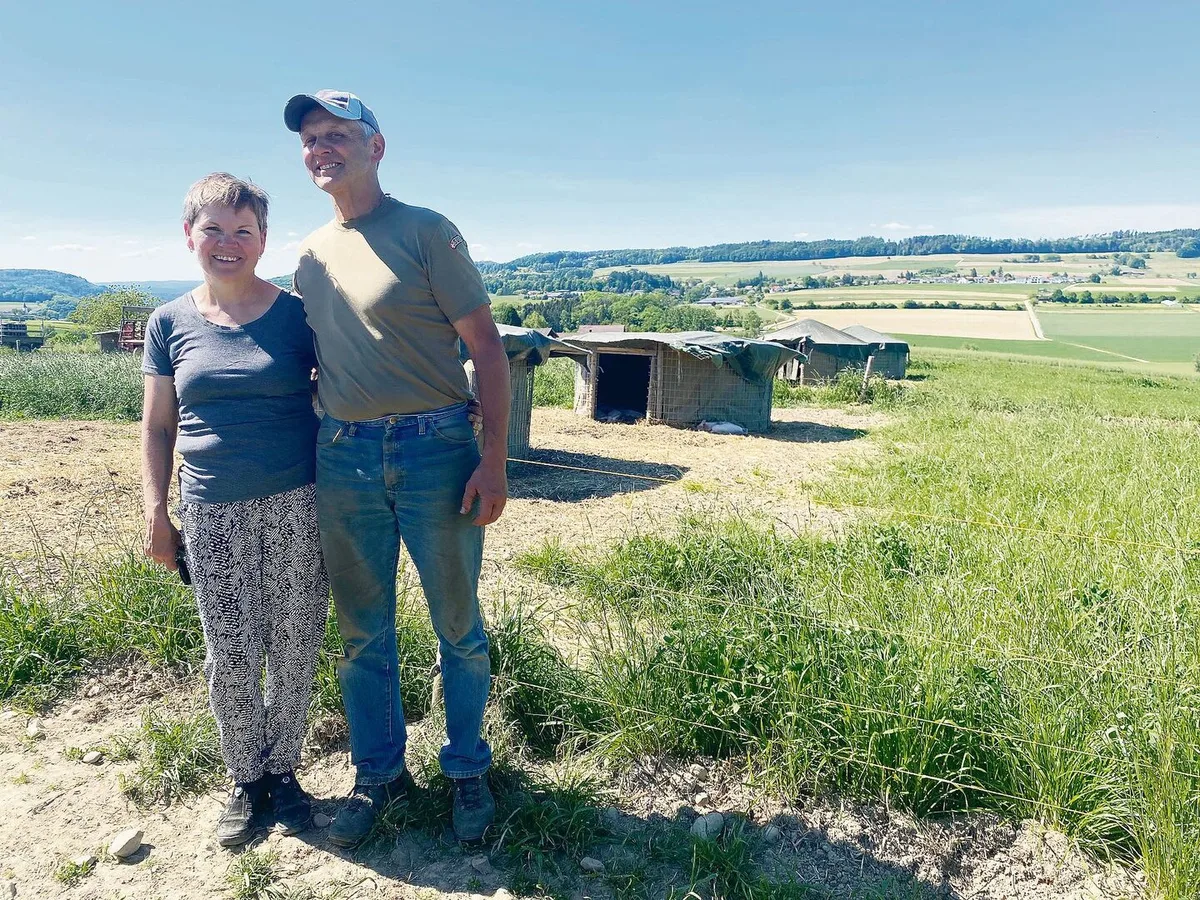 Das Betriebsleiterpaar Marianne und Werner Siegrist vor dem Freilandgehege.