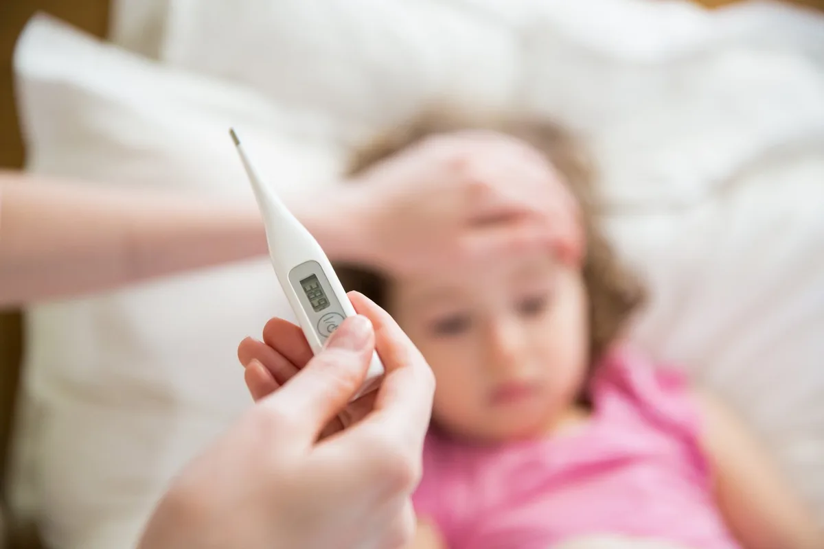 _BZ-LAN2-46-FieberbeiKindern-jgl Close-up thermometer. Mother measuring temperature of her ill k
