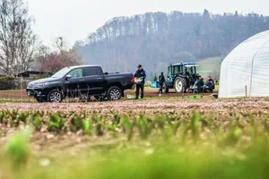 Urs Bryner lädt Saatgut und Jungpflanzen auf die Ladefläche.