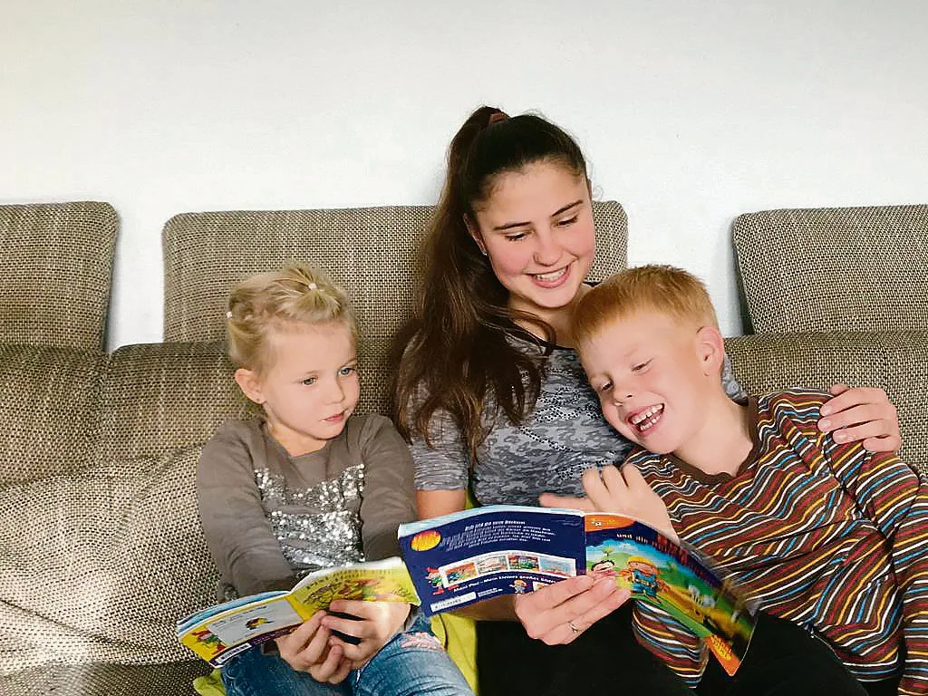 64a34938f191775d4f2b57ab69a7263922807dc4 Eliane Meyer liest den beiden Kindern, welche gerade zu Hause sind, aus ihrem Pixi-Büchli vor. Auch dies gehört zu ihrem Arbeitsalltag in der Familie dazu. (Bilder Franziska Jurt)