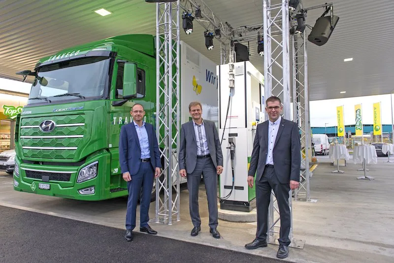 Sie eröffneten am Freitag eine Wasserstoff-Tankstelle in Zofingen (v. li n. re): Daniel Bischof (Vorsitzender der Geschäftsleitung Agrola AG), Martin Keller (Vorsitzender der Geschäftsleitung Fenaco-Genossenschaft), Martin Fuhrimann (Geschäftsführer Landi Zofingen). (Bild zVg/Agrola)