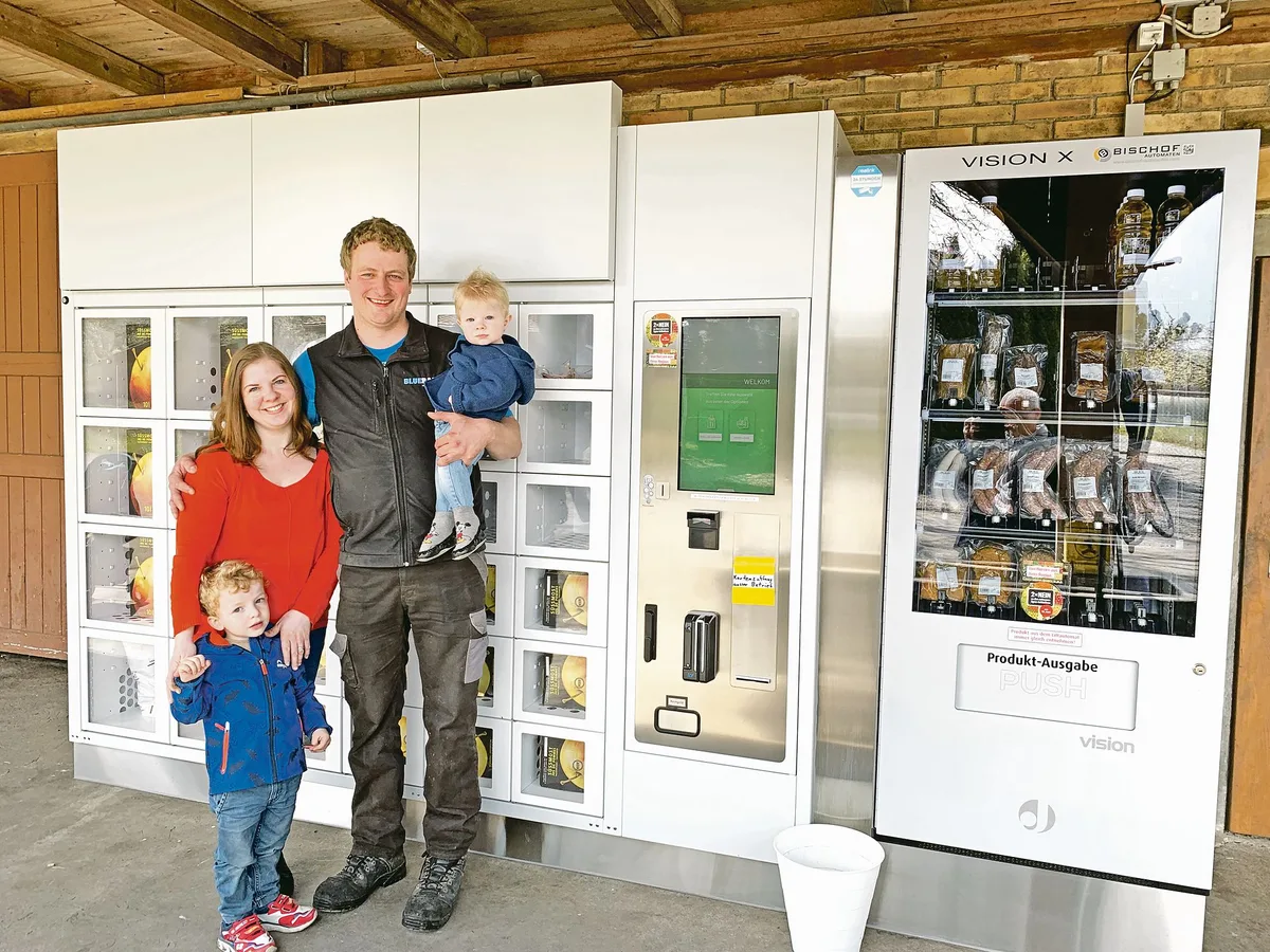 13330bae96db0a30d2aac445e2d7ba0546a1e7ab Trotz noch einiger Kinderkrankheiten bei der digitalen Bezahlung sehr zufrieden mit dem neuen Hofautomaten an der Scheunenwand: Jasmin und Simon Rogger mit Fabian (3) und Adrian (1). (Bilder Josef Scherer)