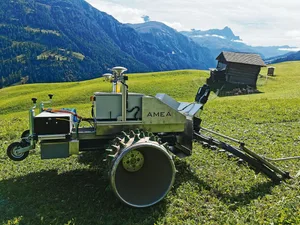 Der Amea ist für den Einsatz im Berggebiet gewappnet: Dank einer automatischen Achsverschiebung kann die Maschine ihren Schwerpunkt ohne menschliches Zutun verschieben, um am Hang stets stabil zu bleiben.
