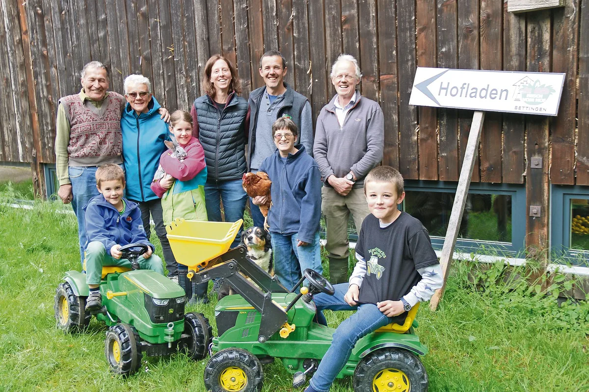 436f2895fb28cb058b470f368e6d96ea11a856f1 Die Bauernfamilie Gerber aus Bettingen: Hinten Grosseltern Werner und Hanna, Eltern Heidi und Patrick, Mitarbeiter Bob, vorne Elias, Sina, Mitarbeiterin Barbara und Joele.(Bild BB)
