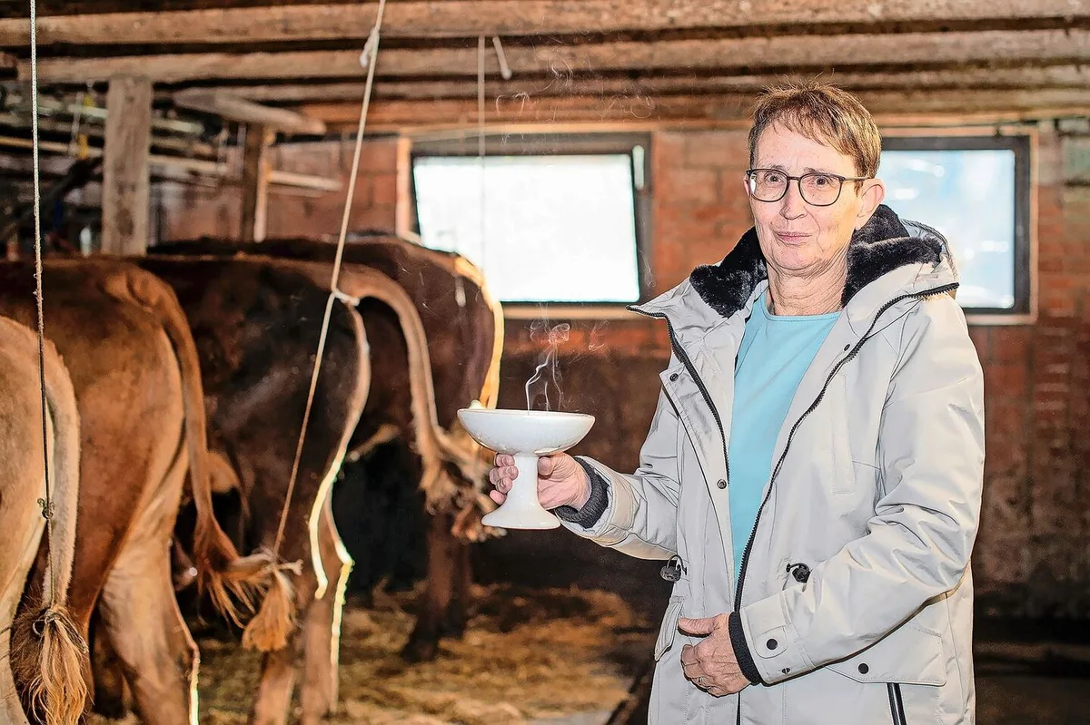 Anita Hurschler schreitet mit der Räucherschale von Raum zu Raum und bereinigt diese von unerwünschten Energien oder alten, noch dort verbliebenen Seelen.