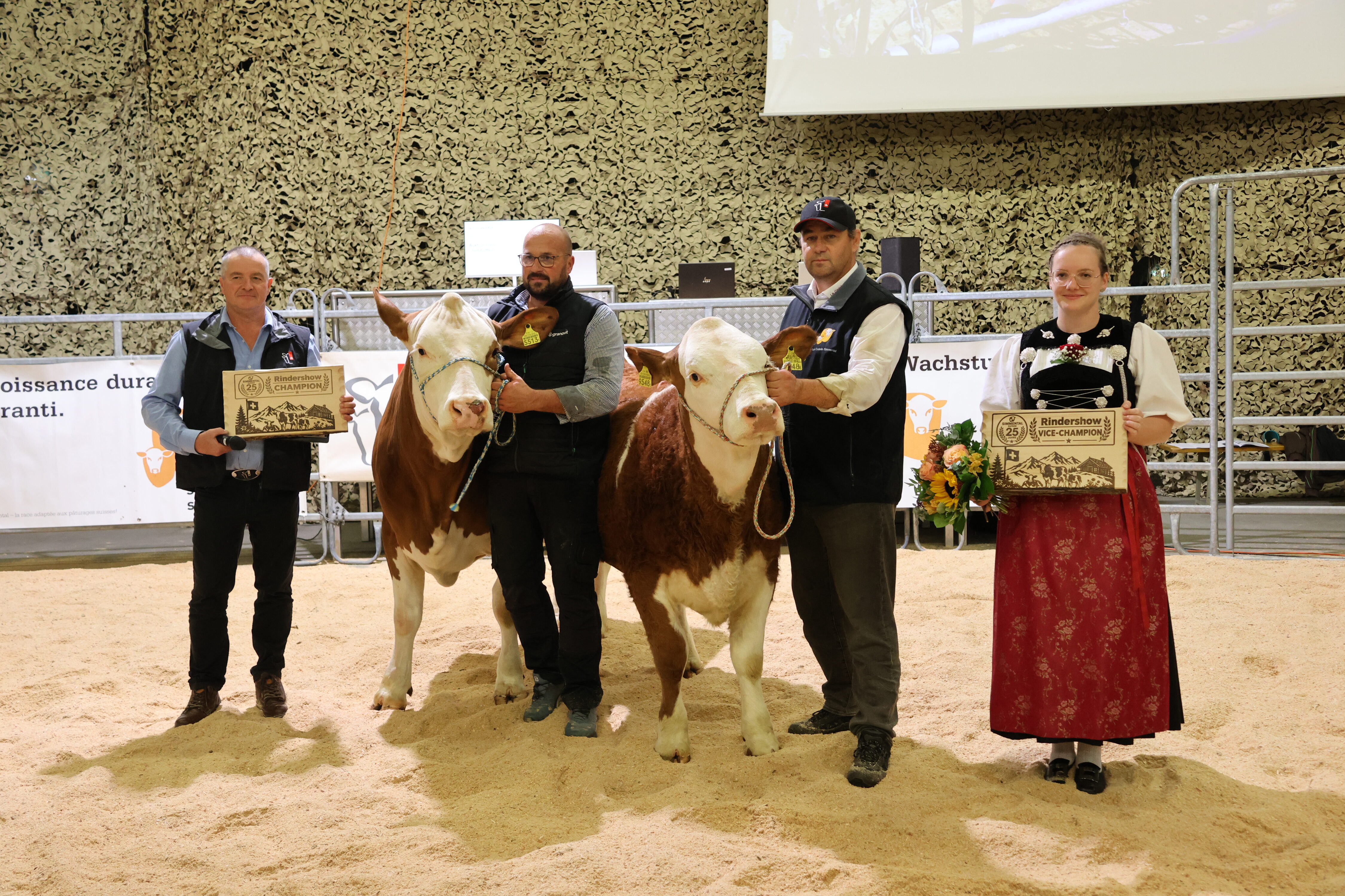Championne Des 4 Bornes Axonne, eine Tochter des deutschen
Stiers Aron (li.) und Vize-Championne La Croisee Pepita. Ihr Vater ist der in Kanada geborene Worldwide. 
