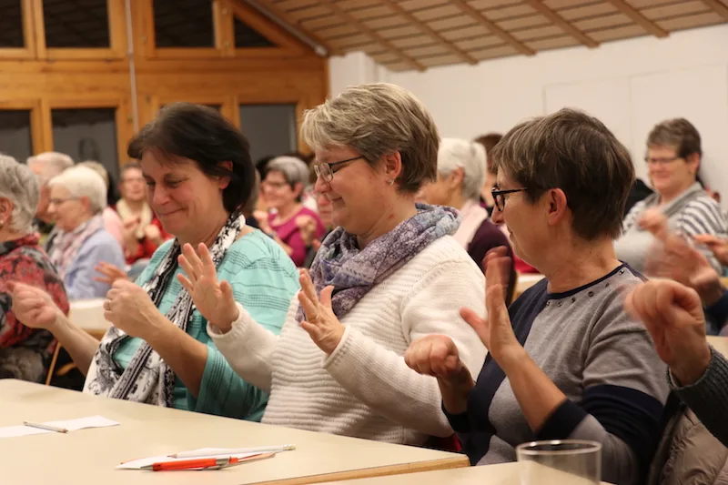 8adfee8ca17aba9c5e5207648cb1c9ffe982843c Die Landfrauen probierten die Übungen von Roland Keil gleich selber aus. (Bild Ruth Aerni)