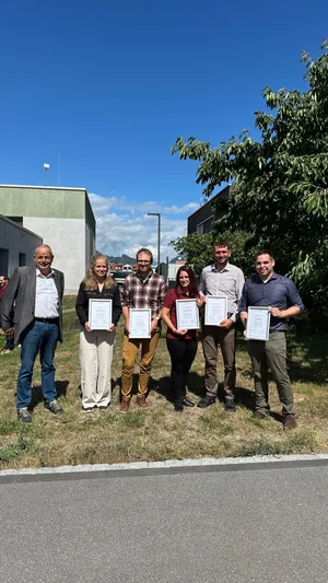 Diese fünf Berufsleute wurden für ihre ausserordentlichen Leistungen ausgezeichnet: (v. l. n. r.) Carmen Hausheer (5.7), Patrick Dönz (5.8), Jennifer Fröhlich (5.3), Samuel Hunkeler (5.7) und Simon Bandi (5.9).