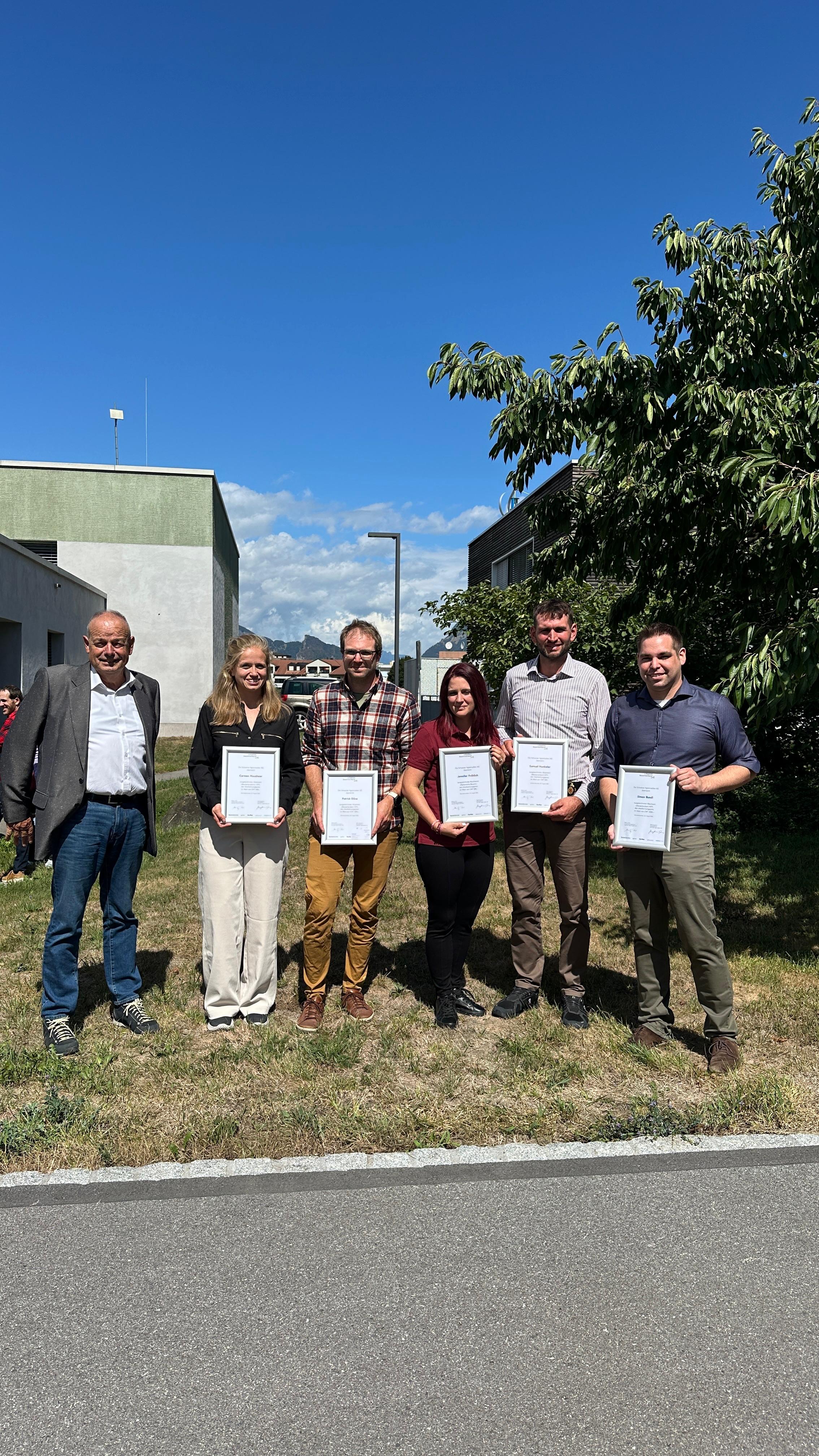Diese fünf Berufsleute wurden für ihre ausserordentlichen Leistungen ausgezeichnet: (v.&nbsp;l.&nbsp;n.&nbsp;r.) Carmen Hausheer (5.7), Patrick Dönz (5.8), Jennifer Fröhlich (5.3), Samuel Hunkeler (5.7) und  Simon Bandi (5.9).