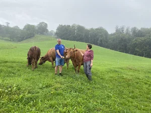 Die Hörner jeder Kuh sind individuell geformt. Bänz Stalder und Mirjam Walde gesellen sich fürs Foto zu Limousin-Mutterkuh Caroline