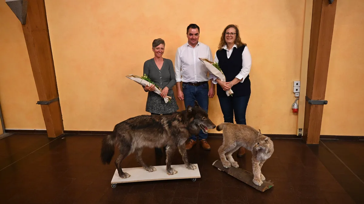 NS-B-16-Knutti-3sp Sie kämpfen gemeinsam gegen den Wolf