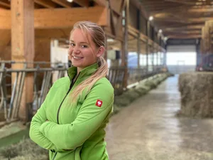 Andrea Ramseyer im Stall ihres Lehrbetriebs in Essertines-sur-Yverdon VD. «Am Anfang habe ich kein Wort verstanden, jetzt geht es ganz gut», sagt die 21-jährige Bernerin aus Oberdiessbach. (Bilder sjh)