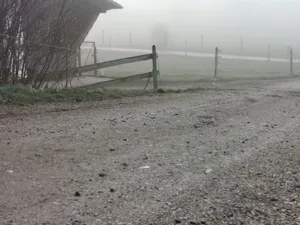 Hier wird kaum eine Umstellung auf Teer möglich sein, auch wenn täglich schwere Maschinen darüber fahren. (Bild sb)