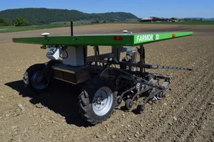 Der Feldroboter Farmdroid arbeitet autonom und ist solarbetrieben. (Bild Stefanie Giger)