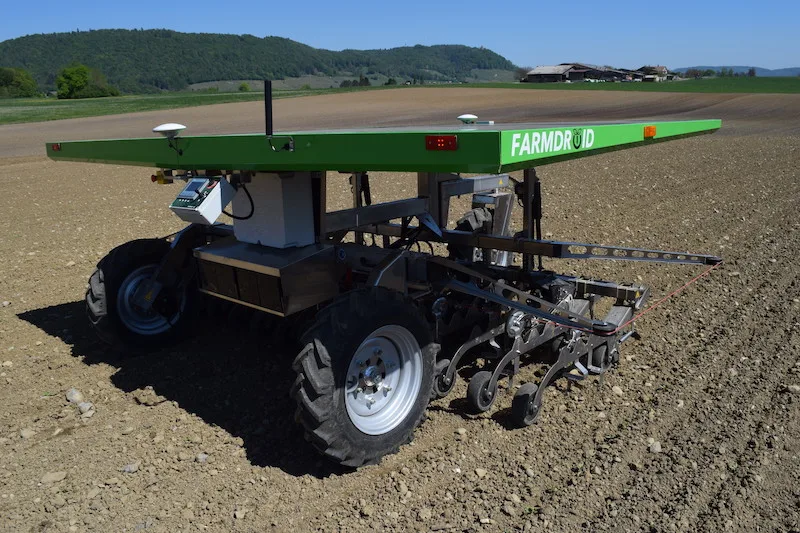 e71ba272e2ebb9d390c418b6e41c8e3449b21e79 Der Feldroboter Farmdroid arbeitet autonom und ist solarbetrieben. (Bild Stefanie Giger)