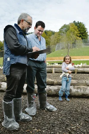 Ein gutes Einvernehmen zwischen dem Kontrolleur und dem Landwirt ist wichtig.(Bild zVg)