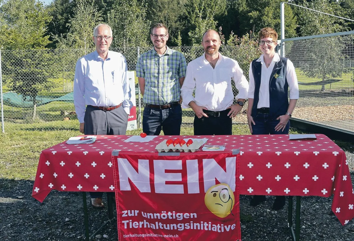 9b529261a242cde8e0594496d542ad8901fd2aa7287fcd74ac466a4f6fb75b16 Peter Hegglin, Daniel Sidler, Thomas Rickenbacher und Regula Iten (v. l. n. r.) warben für ein Nein.