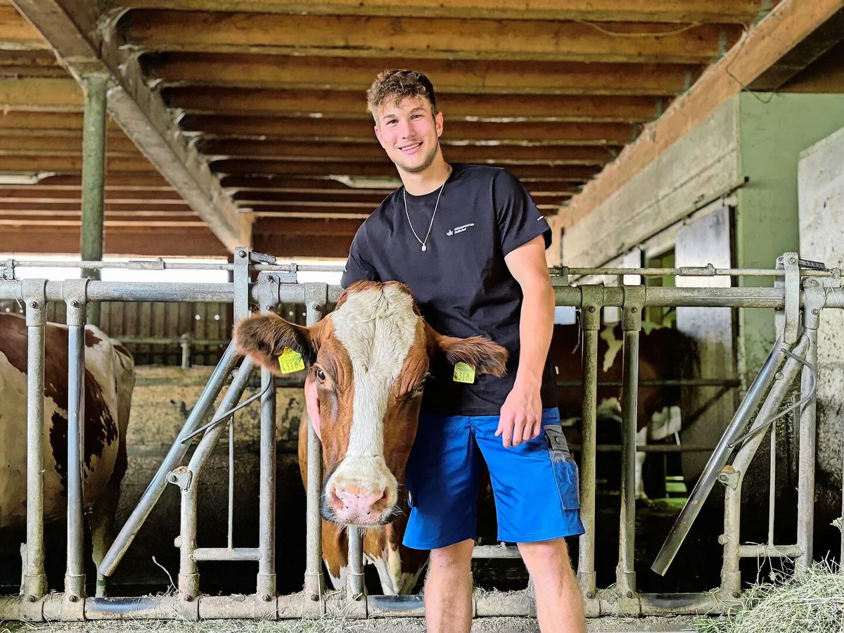 Andreas Keller mit seiner Lieblingskuh Steffi. Eine perfekte Kuh zeichnet sich für ihn durch Langlebigkeit, eine mittlere Milchleistung zwischen 7500 und 8000 kg sowie eine gute Fruchtbarkeit und Gesundheit aus.