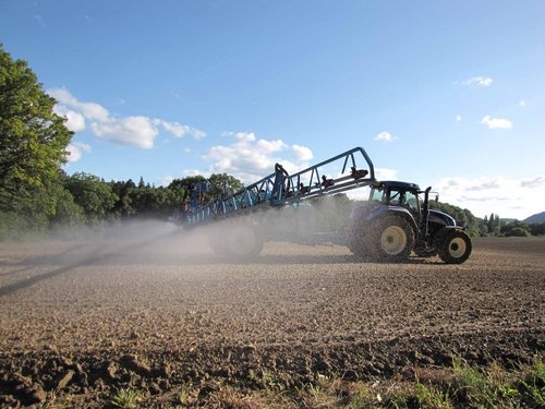 Pestizide des Schweizer Agrochemieriesen Syngenta werden billiger. (Bild Jérémie Suchet/landwirtschaft.ch)