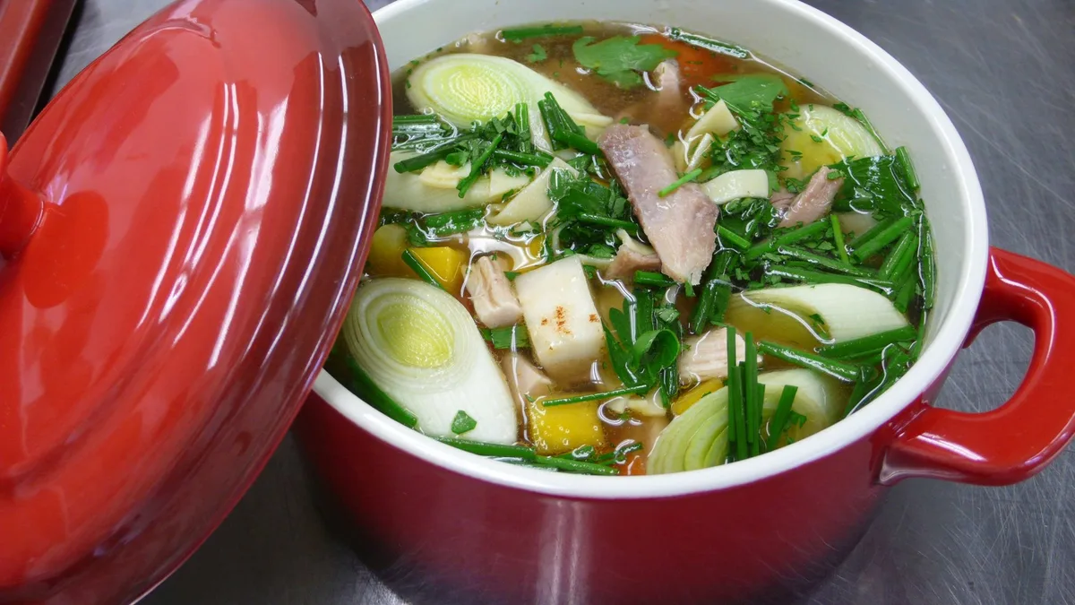 Hühnersuppe_gallosuisse Eine Hühnerbrühe hilft gegen Lebensmittelverschwendung und auch bei Erkältung