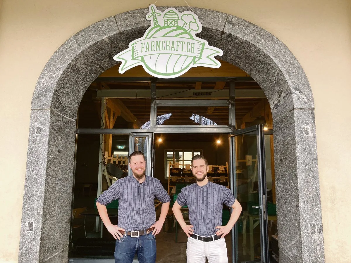 e8792bdb319143099f8110ed3be0ae8538566eb2 Marco Hofer (l.) und Roman Flükiger haben im Frühling ihren Onlinhop Farmcraft.ch lanciert. Nach dem gelungenen Start mit steigender Kundenzahl planen sie eine Erweiterung des Sortiments. (Bilder Alexandra Stückelberger)