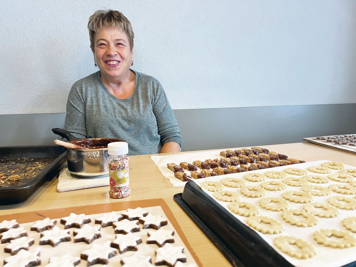 Maria Gislers Backsession findet jeweils in der eigenen Küche statt. Schätzungsweise eine Woche sitzt sie jeweils an dieser Arbeit, begleitet von Weihnachtsliedern.
