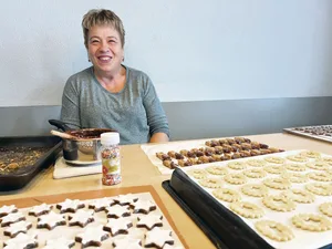 Maria Gislers Backsession findet jeweils in der eigenen Küche statt. Schätzungsweise eine Woche sitzt sie jeweils an dieser Arbeit, begleitet von Weihnachtsliedern.