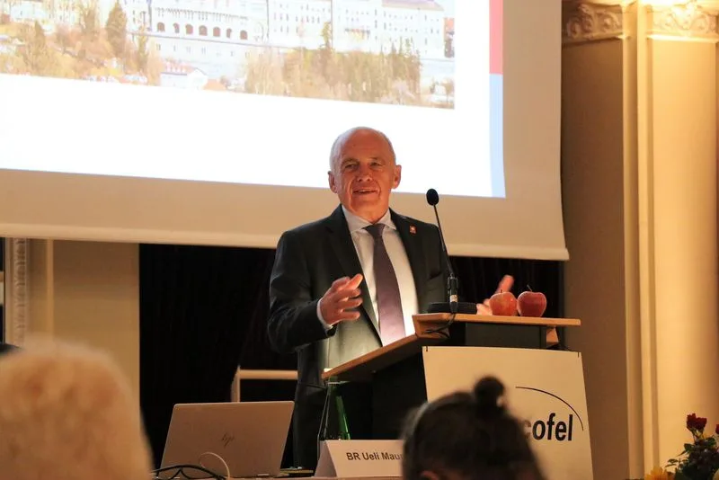 62e933a7d84e71341da05567abfdff1182147a86 Bundesrat Ueli Maurer ging in seinem Referat vor allem auf die Corona-Pandemie und den Klimawandel ein. (Bild lid/as)