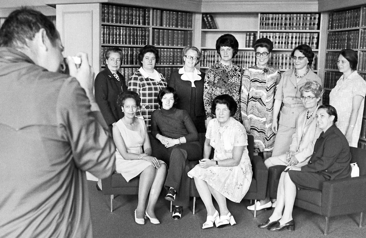 31e576efb08c9241a5e9f7876a920faa0e22aa5d59329152fdecf18dfe5c0705 Ein historisches Bild: 1971 eroberten die Frauen den Nationalrat. Die ersten zwölf gewählten Nationalrätinnen der Schweiz vor der Linse des Fotografen.