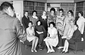Ein historisches Bild: 1971 eroberten die Frauen den Nationalrat. Die ersten zwölf gewählten Nationalrätinnen der Schweiz vor der Linse des Fotografen.