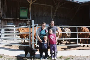Yvonne und Florian Vogelsanger mit ihren Kindern. Es ist dem Paar wichtig, sich gegenseitig zu unterstützen und viel Familienzeit zusammen zu verbringen.